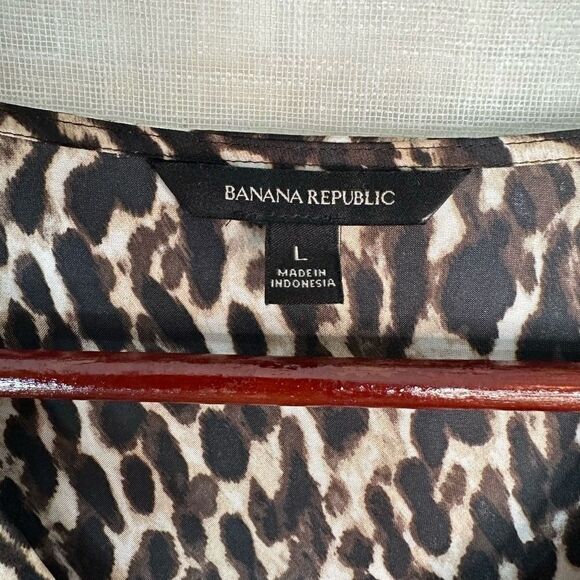 Banana Republic Satin Cheetah Print Vneck Blouse Pleated Shoulders Womens Large - Picture 5 of 9